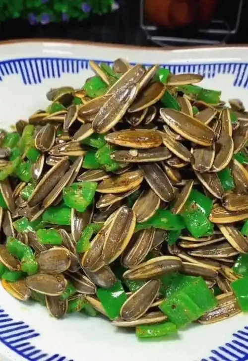 一位37岁喜欢做菜的男子,在网上分享了一道名叫"辣椒炒瓜子"菜的做法