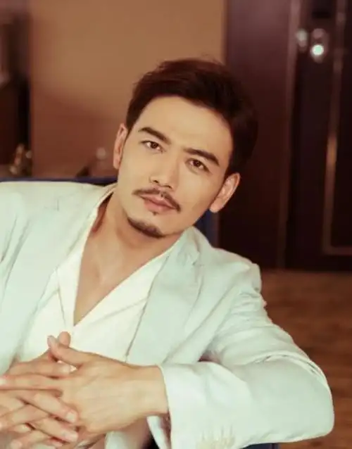 杨烁工作室回应造谣否认与美女共度一夜是造谣还是博热度