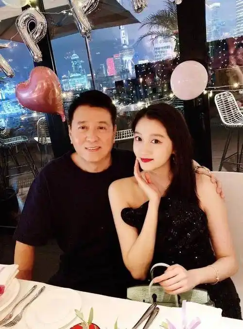 关晓彤23岁生日关爸希望女儿做一名德艺双馨的好演员