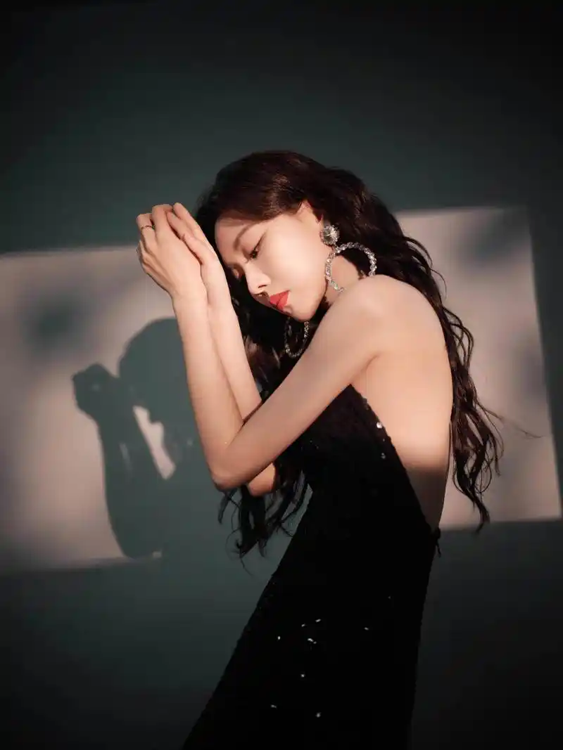 王霏霏"翻红"后好敢穿,大露背长裙穿出女王范,这身材谁不羡慕