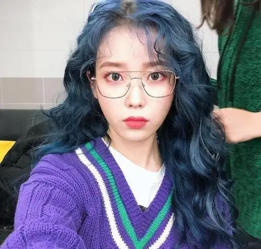 iu新造型曝光!机场照公开粉金色头发超级仙,亲口认:回归快来了