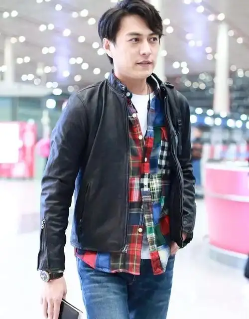 靳东"反油腻"的秘诀:穿基础款,梳偏分发型,45岁也很有男人味