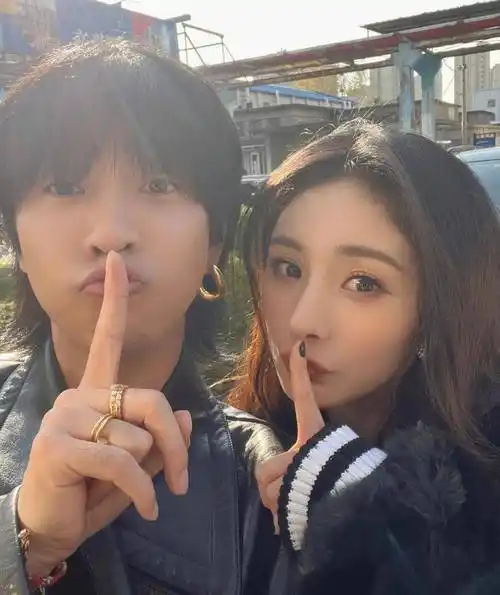 姐姐与异性合影,手指嘴唇亲密动作,穿棒球衫就像大学情侣_女性_元素