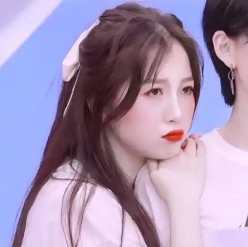 虞书欣头像/原截-售空爱意 贴纸:扯扯裙边