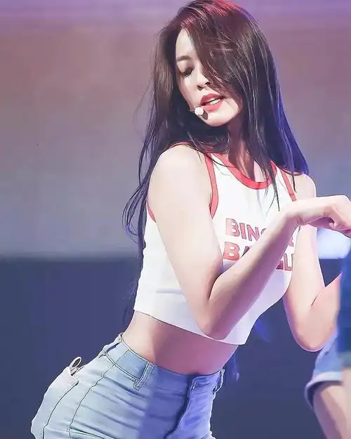 穿着牛仔短裤 露腰背心清爽甜美,画面太美_身材