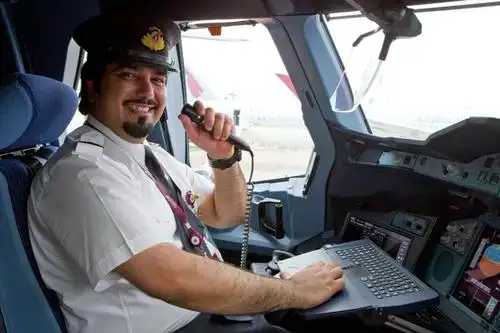 飞机上机长的工作有多重要,他们一个月都有多少工资?