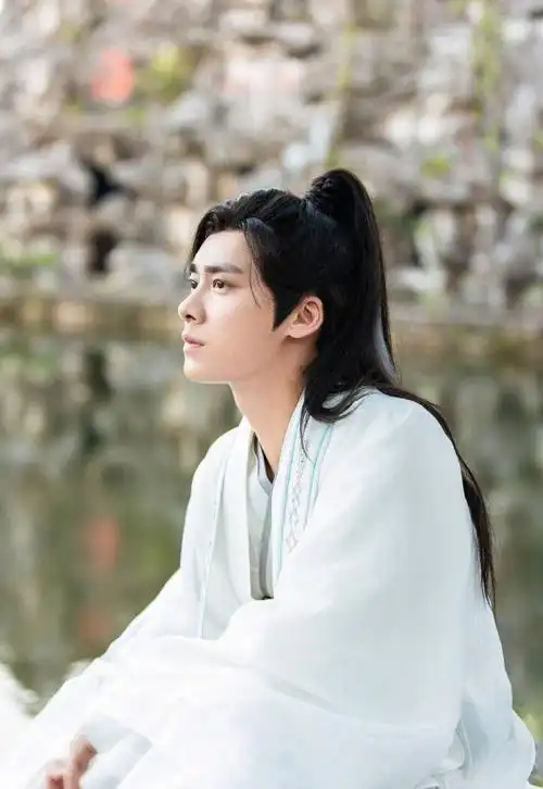 良辰美景只差月饼李易峰中秋晒白衣古装照