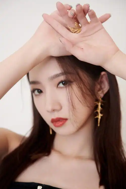 > 孟美岐长发红唇冷艳写真图片(11/11)