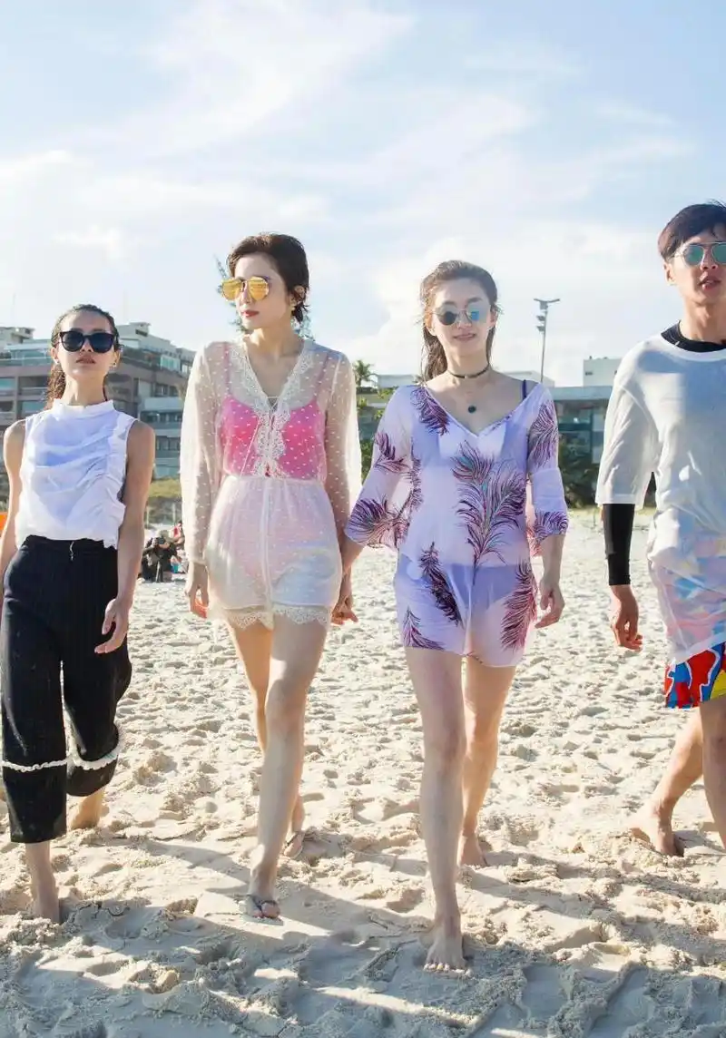 古力娜扎和江疏影同框,虽然都是美女,但是古力娜扎身高上略占优势,腿