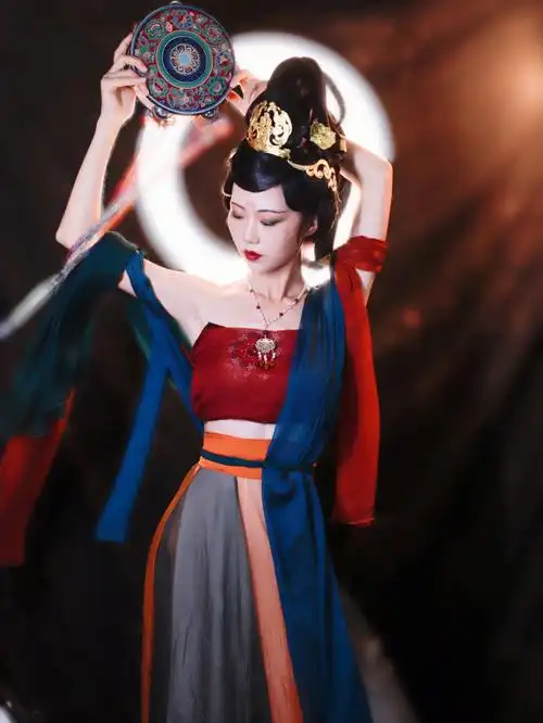 95出镜:思美人兮96妆造:阿饼91摄影:阿饼素女结念飞天行,白玉