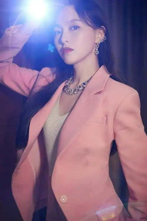 唐嫣穿粉色西装 眼神坚毅气场全开