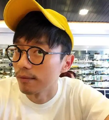 张栋梁坦言读小学时就爱上台爱表演,他的舞台台风稳健,都是从小就训练