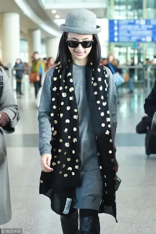 2017年12月16日,北京,林依晨机场街拍.  图片来源:xt/视觉中国