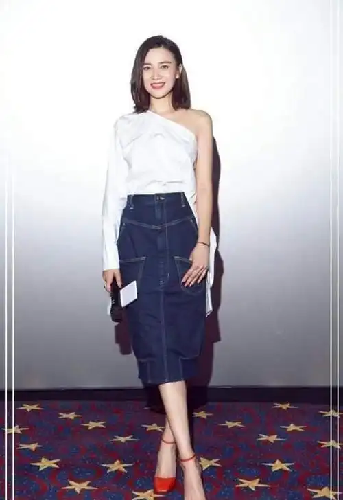 宋佳的身高非常有优势,再加上一张精致的五官,所以很容易穿搭出时尚感