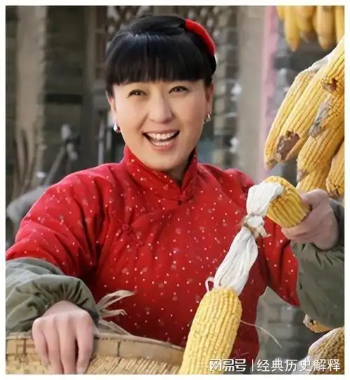 闫学晶首次豪华庆祝三八节万元定制上衣引发热议别具风采