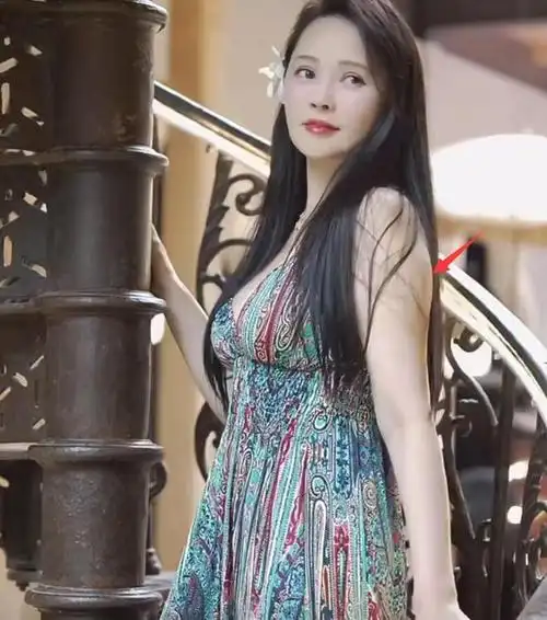 虽然镜头的滤镜打得很厚,但伊能静的手臂看上去确实粗了好几圈.