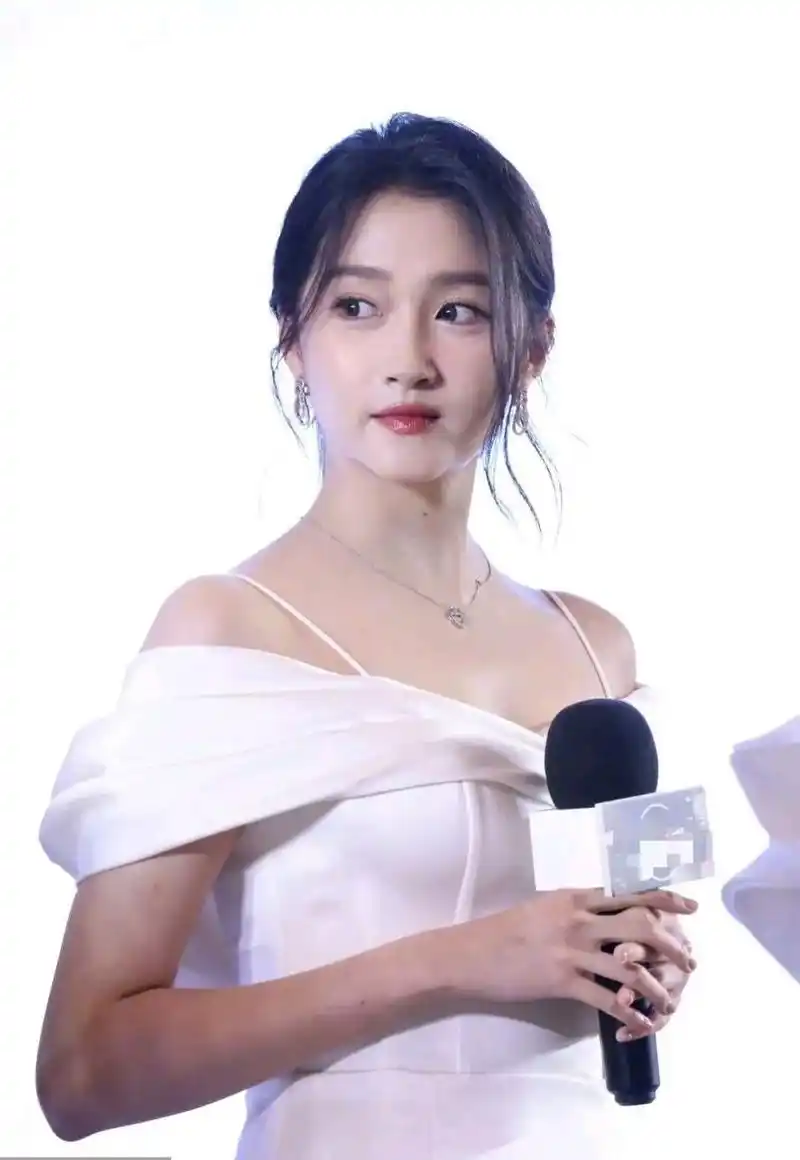 怼脸拍关晓彤生图:脸部肤色显暗淡,大长腿太抢眼  关晓彤今日现身上海