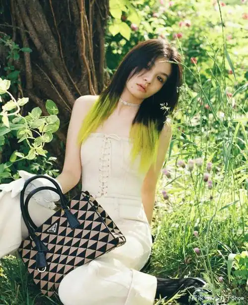 氛围感美女!春夏拍时尚写真大片,用硬纸板做天使翅膀,灵气十足