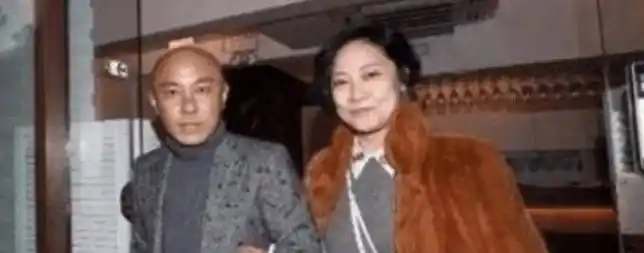 她33岁才嫁给张卫健,为了孩子变得又胖又丑,如今46岁美成18岁