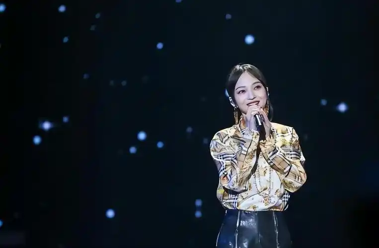 2022年在央视春晚的舞台上张韶涵和李荣浩合唱了一首《爱在一起》