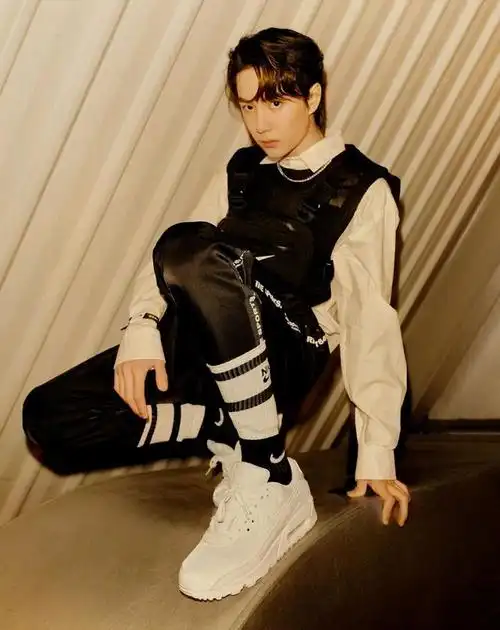 这双小白鞋在王一博的脚上未免也太好看了一点吧,果然,爱鞋之人在拍照