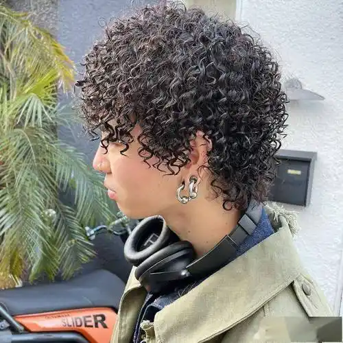 男士烫发不仅有纹理烫,还有这种羊毛卷烫发,满头顶着小螺丝卷的造型