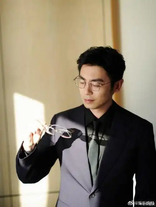 被朱亚文眼镜造型帅到了,这组照片性张力满满……|朱亚文|眼镜|造型