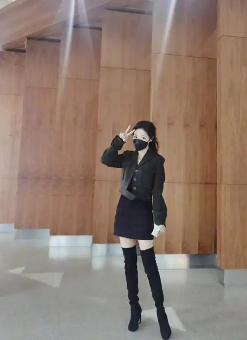 原创邓家佳被路人关滤镜直拍看清生图下的真实腿型是我眼花了吗