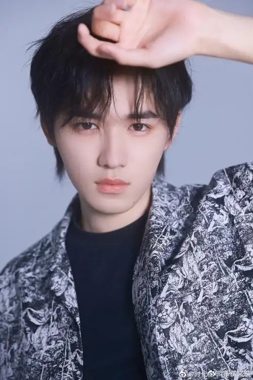 宋亚轩分享图片儿##宋亚轩拽领口