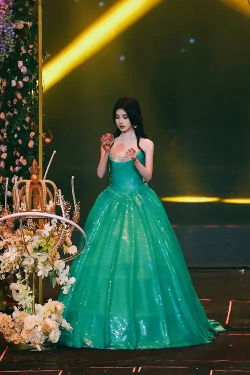 鞠婧祎拿水晶球##鞠婧祎拿水晶球出场