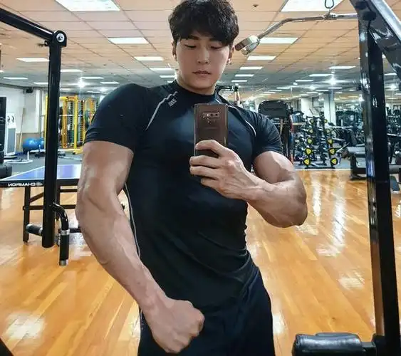 小伙子肩宽腰细,扔垃圾都很帅,诠释男性魅力