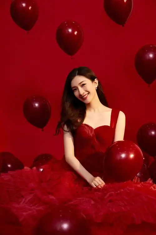 红色真的太适合@江疏影 了!