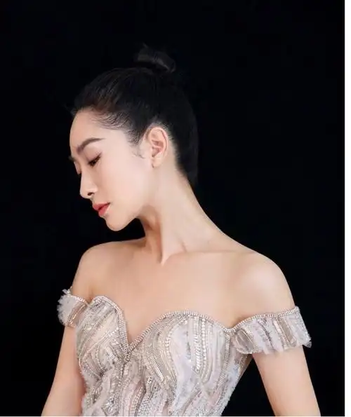 陶昕然这么放得开,穿一字肩连衣裙高调亮相,转身后比正面更惊艳|穿搭|