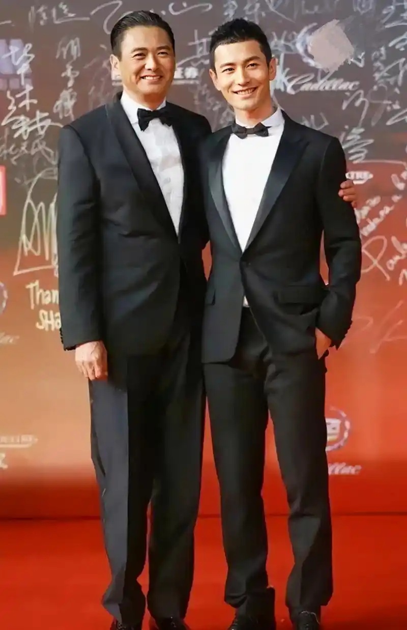 周润发黄晓明尽管相差了23岁,但两人却很有缘分,因为他们曾经是"同一