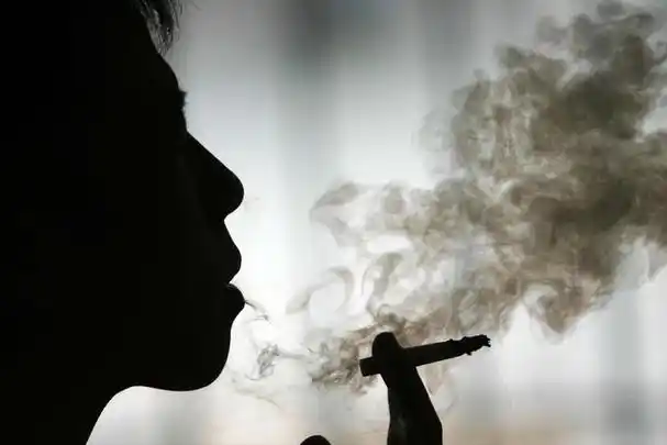 为什么有的人吸烟吸了一辈子都没事?一手二手三手烟有什么危害?