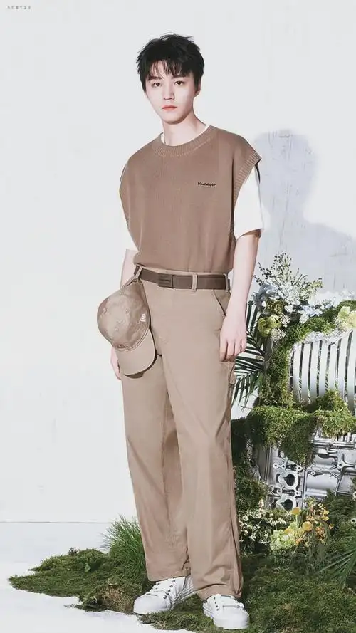 王俊凯最新时尚大片96 卡其色休闲穿搭