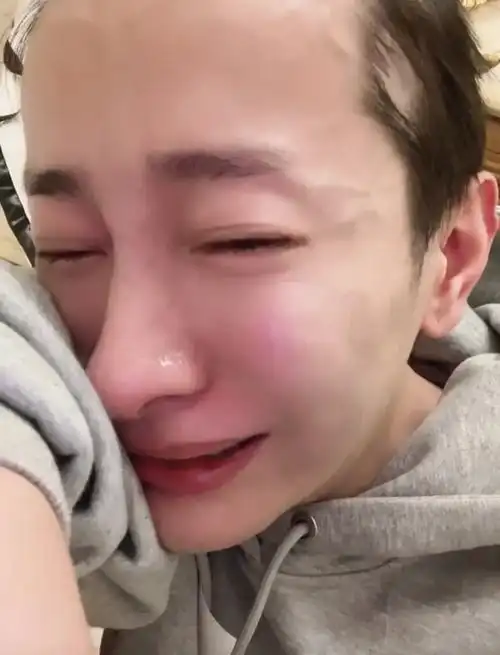 知名男网红失恋后深夜剃头痛哭流涕,小男友官宣分手:公主已经睡了