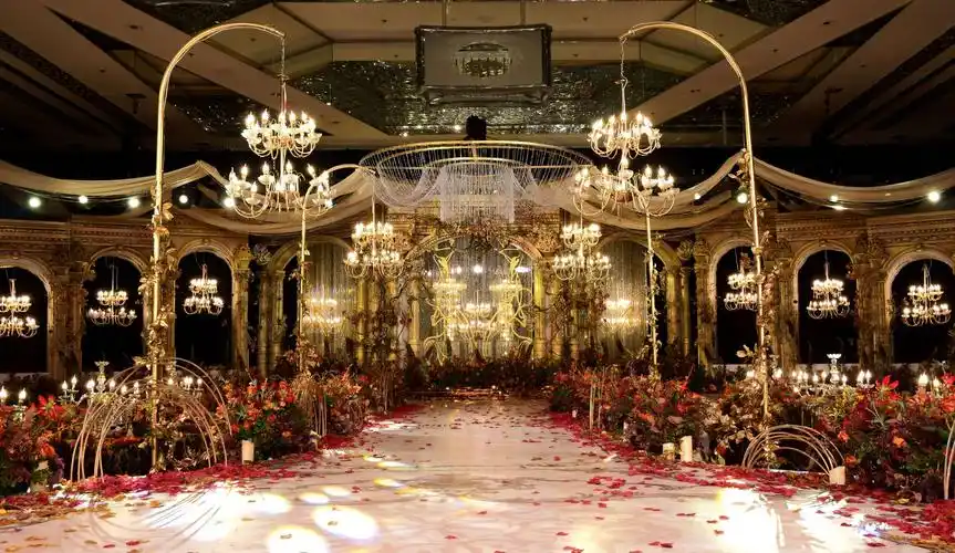 亲朋好友在婚礼殿堂见证一对新人走上幸福而甜蜜的漫漫长路,纷纷送上