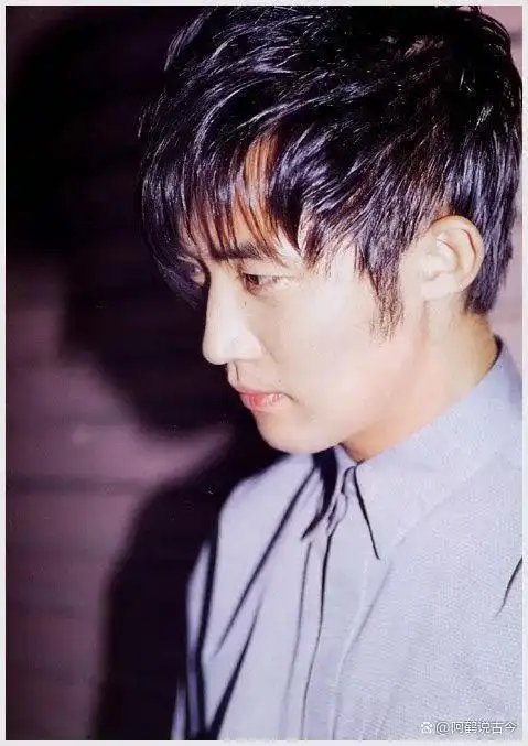 不同于现在的大长腿,巴掌脸的审美标准,安在旭的长相属于比较秀气的