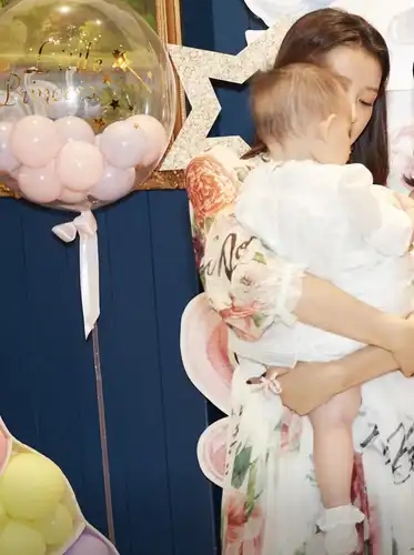 孙怡,董子健深夜"撒狗粮",董子健睡眼惺忪学做手势!