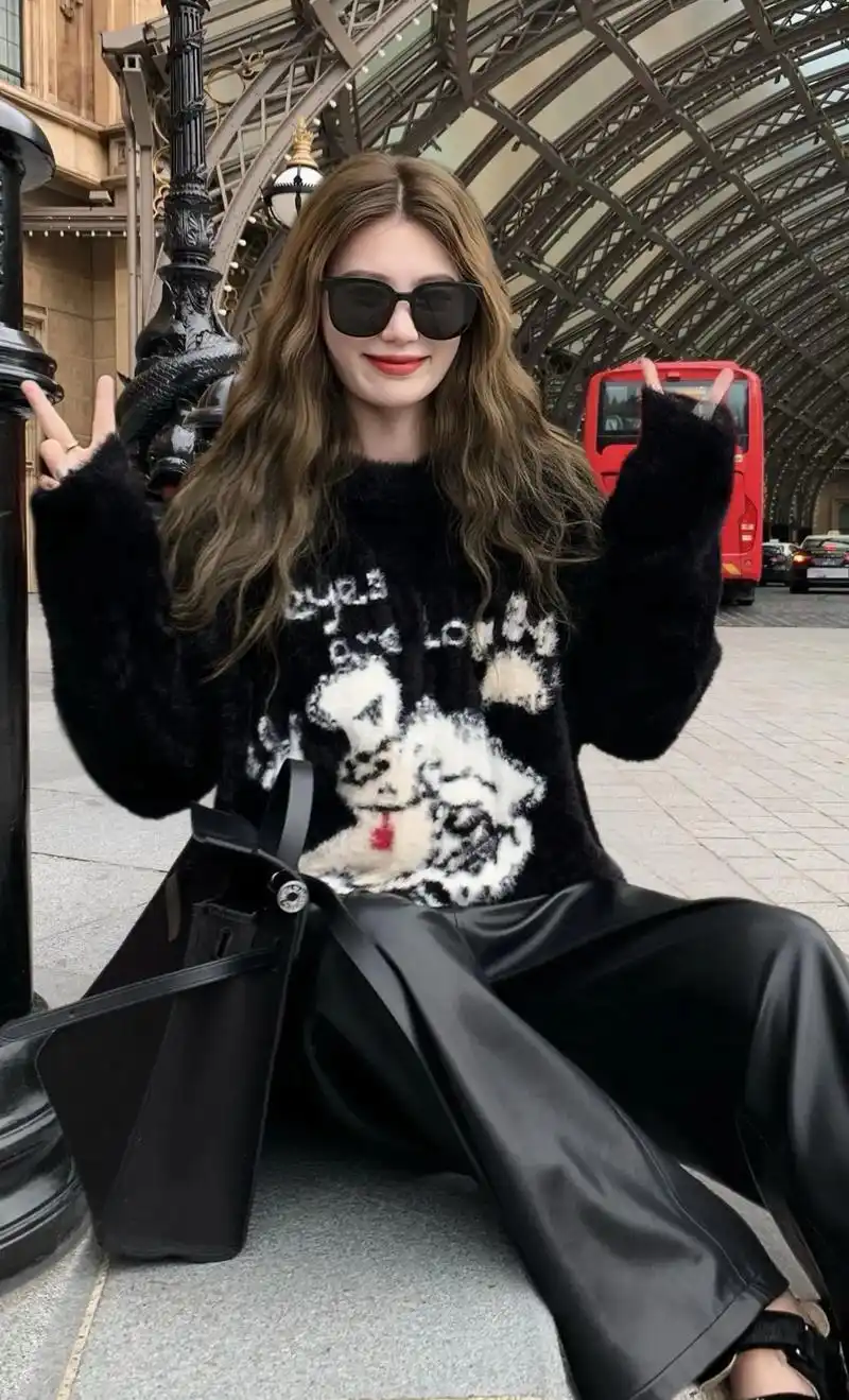 毛衣 皮裤又美又酷.软软糯糯的卡通黑色毛衣搭配黑色直筒皮裤, - 抖音