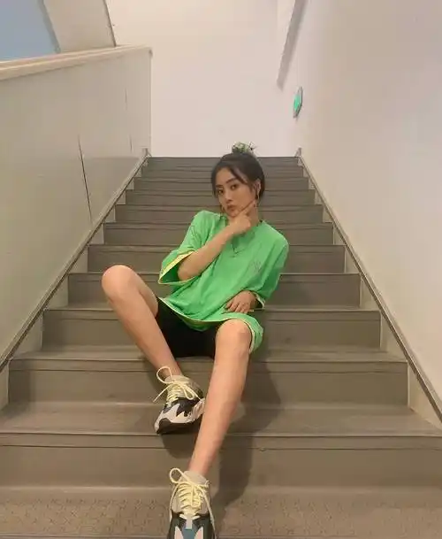 王梓薇私服太可了,"一身三色"不显乱,少女腿令人羡慕_效果_风格_表现