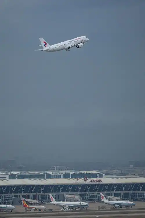 交付给中国东航的全球首架c919国产客机从浦东机场起飞_腾讯新闻
