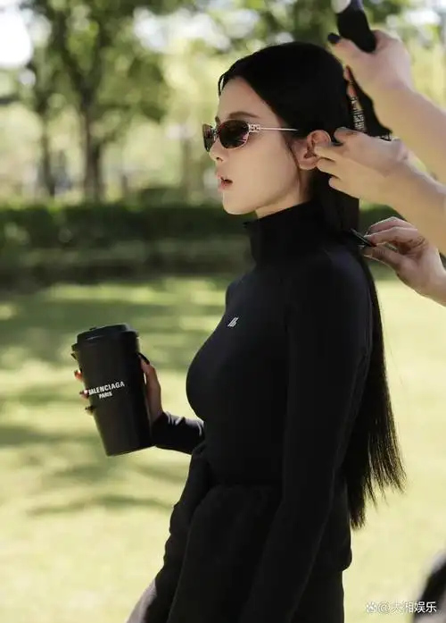 今日,杨超越晒出一组全身黑色的穿搭,让人眼前一亮,展现出别样的时尚