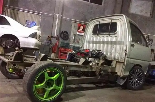 小伙爆改五菱小货车!鸥翼车门!后驱双座超跑!秒杀众泰皮尺部!