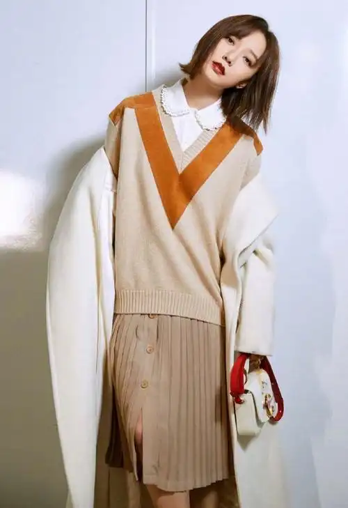 女明星日常穿搭白毛衣搭配牛仔裤清新淡雅且气质温和