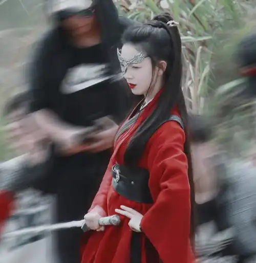 继"岳绮罗"后,陈瑶又出演美强惨女将军,一袭红衣直接封神