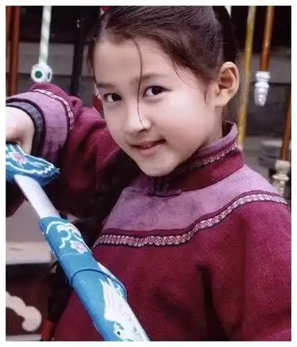 关晓彤齐刘海短发童年照曝光,校服外裹羽绒服对镜甜笑