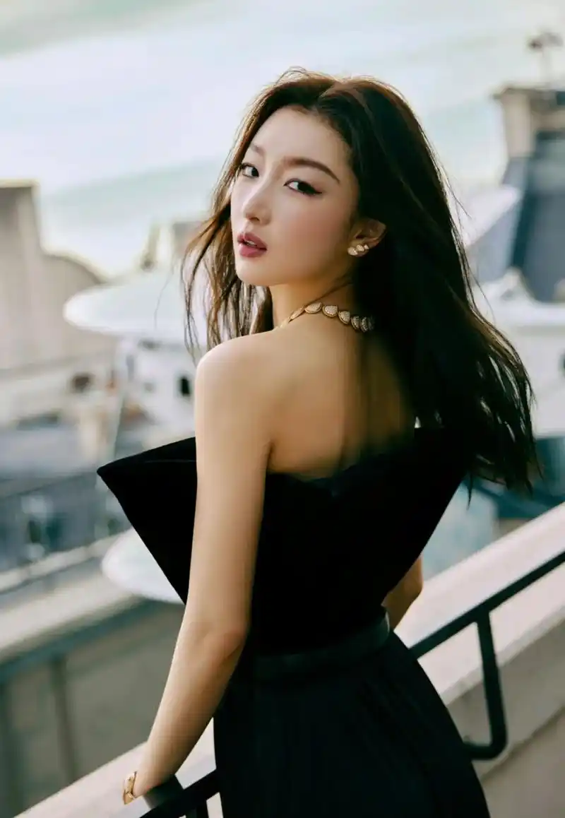 周冬雨巴黎行的首个行程来了!