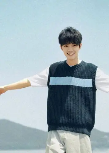 肖战深蓝色针织毛衣化身日系少年 面朝大海笑容温暖迷人